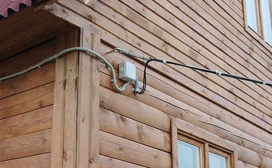 Как сделать наружную проводку в деревянном доме