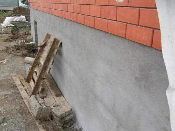 отделка цоколя с помощью бетона