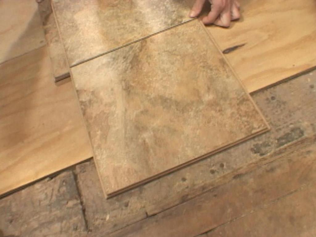 укладка плитки деревянный пол руками