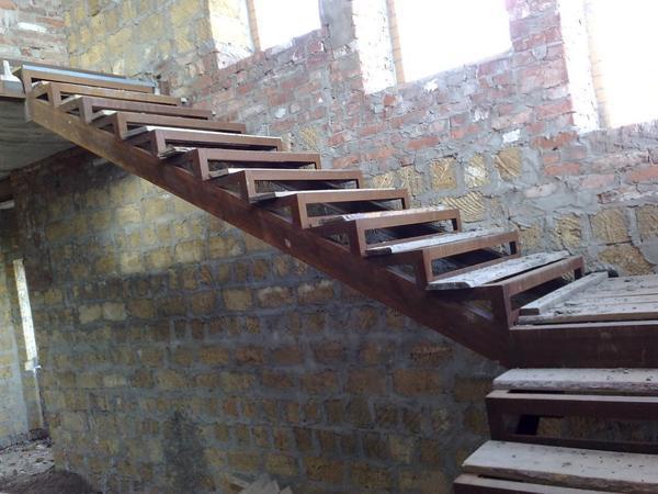 При установке лестницы на металлических косоурах, специалисты рекомендуют обращать внимание на наклон конструкции 