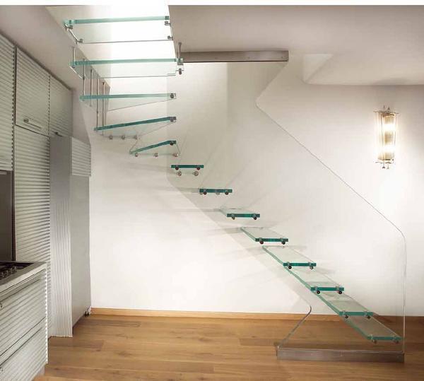Лестница на больцах является достаточно удобной и практичной, поскольку она не занимает много свободного места в помещении 