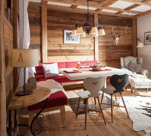 Отделка в гостиной в деревенском стиле добавит вашей комнате уюта и тепла