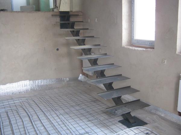 Перед тем как устанавливать металлическую лестницу, следует заранее продумать ее дизайн и конструкцию 