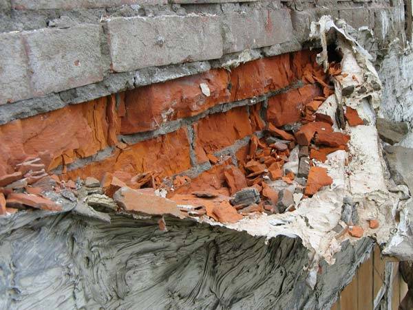 Разрушение кирпичной стенки после промерзания во влажной среде