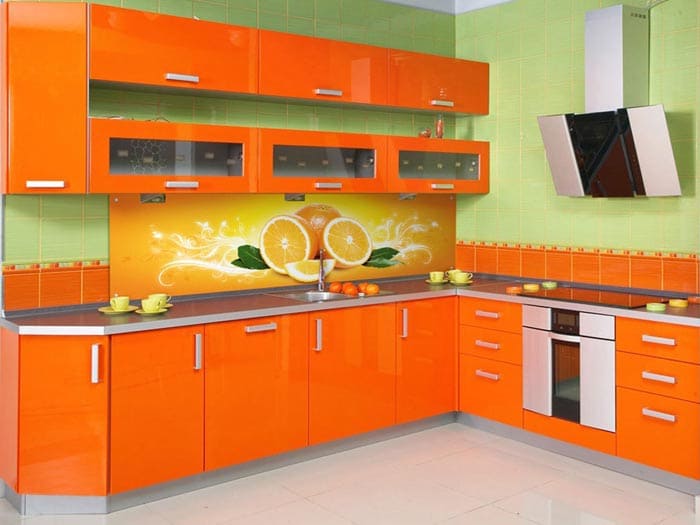 Пример использования МДФ: эмаль на панелях прекрасно подходит под условия кухни, выполняя свою эстетическую функцию