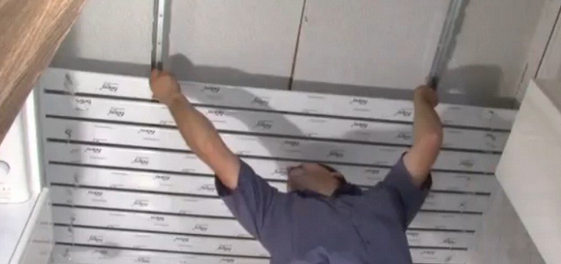 Установка алюминиевых реек на потолок