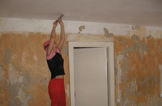 Как смыть побелку с потолка быстро и без грязи: простые способы
