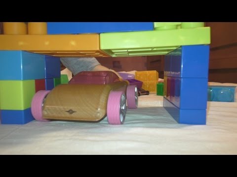 Интересный Конструктор. Ребенок играет с игрушками собираем конструктор гараж из конструктор лего