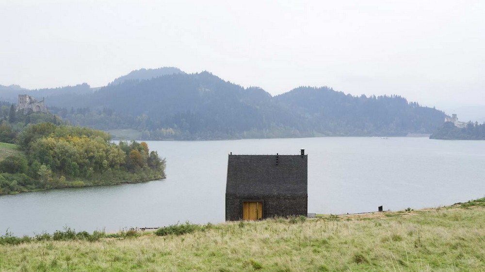 Горная хижина на берегу озера в Польше