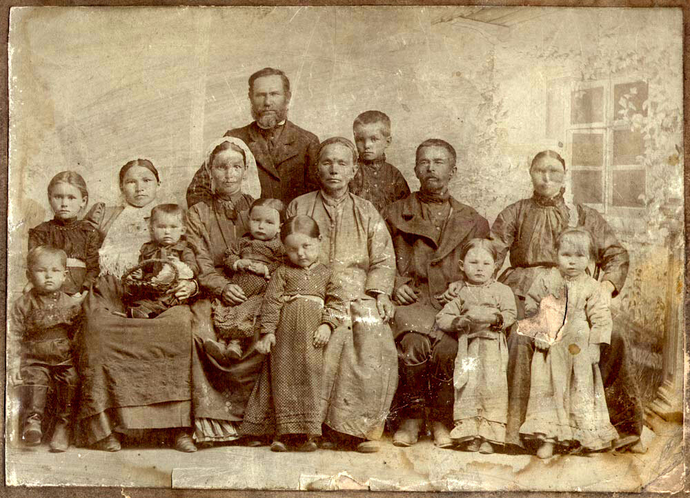 Фотография семьи крестьянина Василия Попкова (предположительно 1907г.).