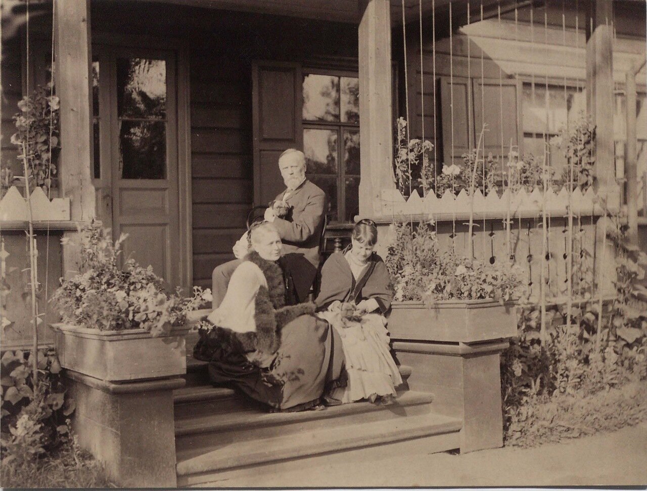 1886. Фотография (групповая) на крыльце дачи гр. Мордвинова