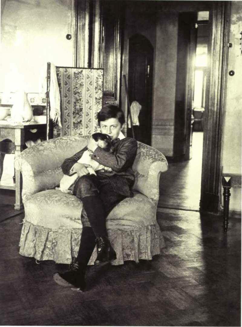 1904. Мика Морозов в кресле