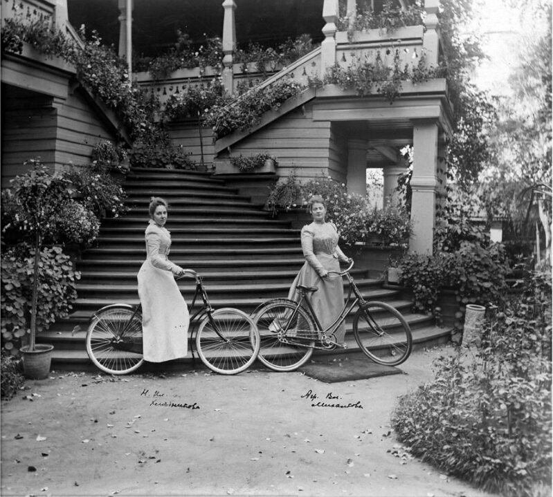 А. Михалкова и Н. Хлебникова с велосипедами на лестнице дома в усадьбе Петровское.