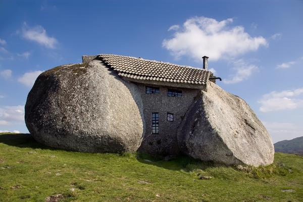 Дом-камень