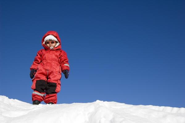 Малыш на вершине снежной горки