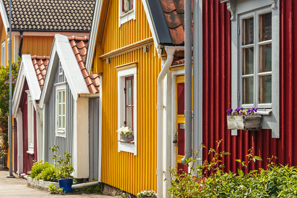 Вертикальный сайдинг на дачных домиках в Швеции