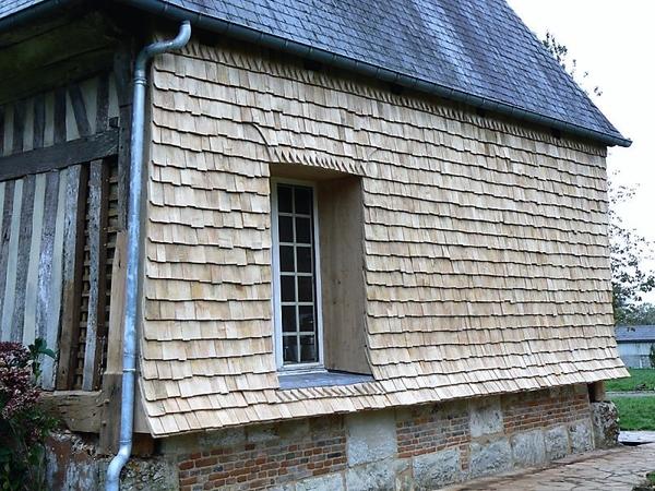 Отделка фасада деревянным гонтом. Фото с сайта constructions-dantan.fr