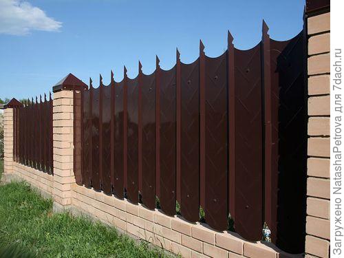 Забор из профнастила с фигурным краем. Фото с сайтаhttp://zabornyi.ru/