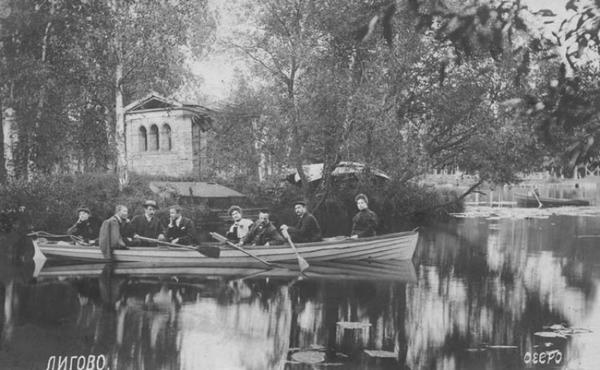 Дачники катаются на лодке в Полежаевском парке. Фото с сайта statehistory.ru