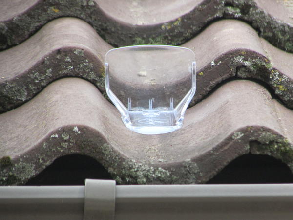Пластиковый стопор на крыше из натуральной черепицы. Фото с сайта stopsneg.ee