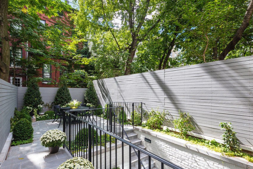 Внутренний двор особняка 460 West 22nd Street в США