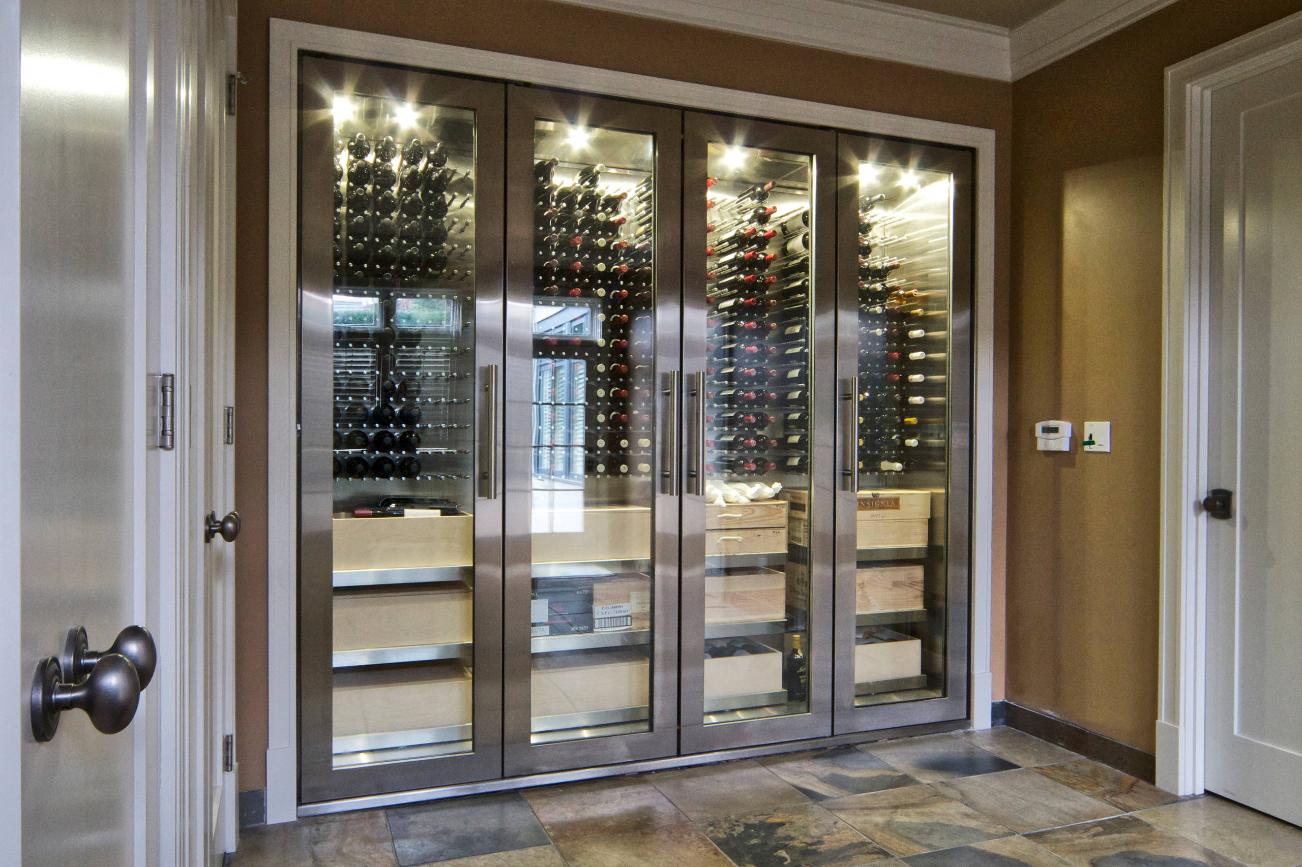 Остеклённый шкаф Vin de Garde MODERN WINE CELLARS Inc.