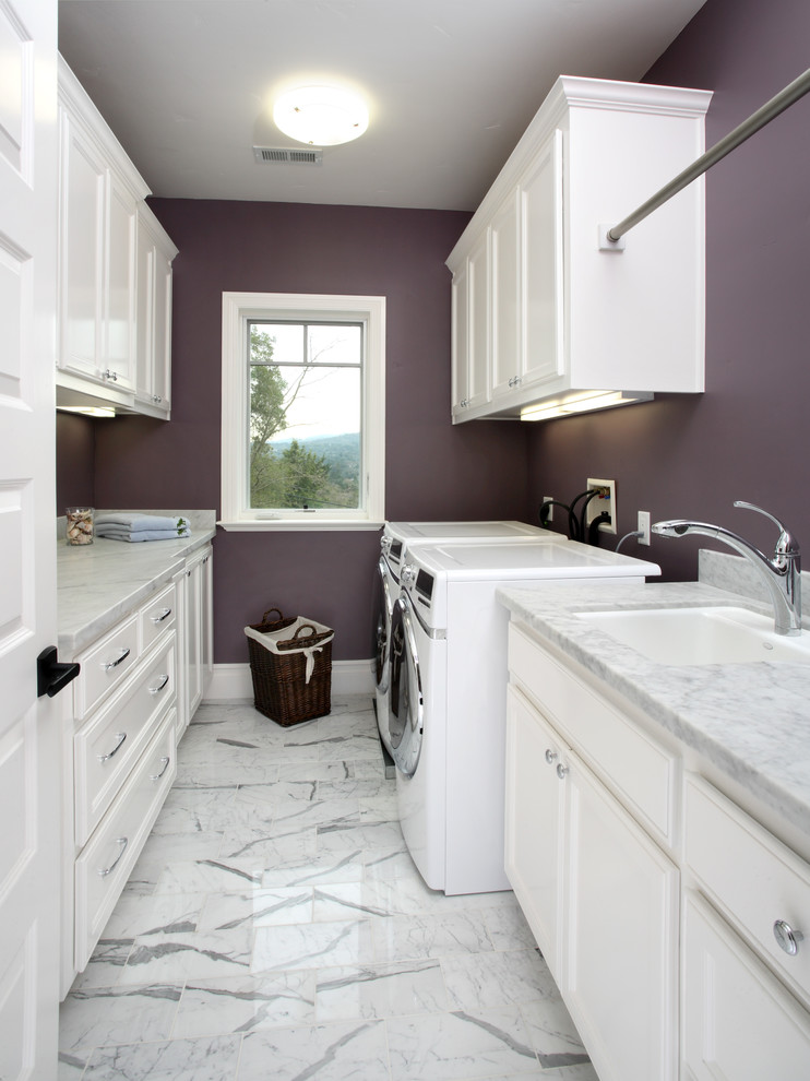 Современный дизайн интерьера прачечной в доме в фиолетовом цвете
