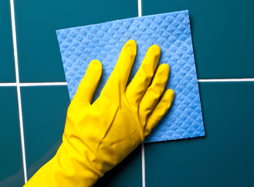 Чем и как эффективно отмыть плитку в ванной
