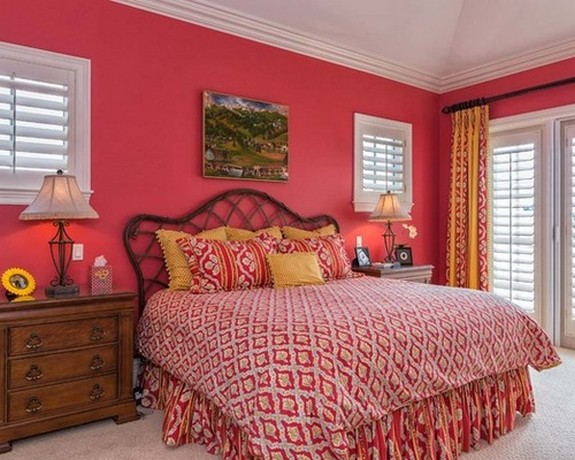 желто-оранжевые шторы к розовым стенам в спальне в восточном стиле