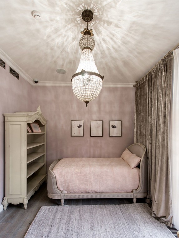 серые бархатные шторы в спальне с розовыми стенами