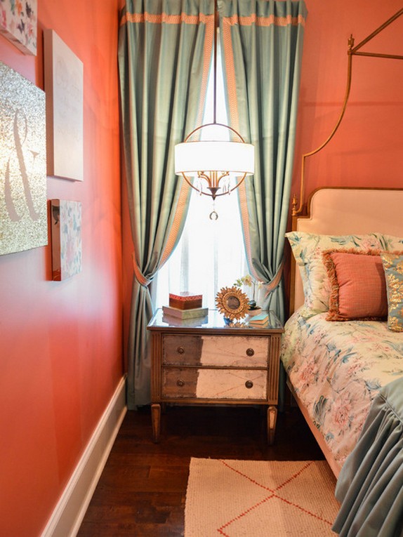 бирюзово-голубые шторы под розовые стены в спальне