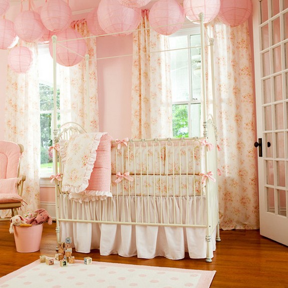 занавески в детской с розовым цветом стен
