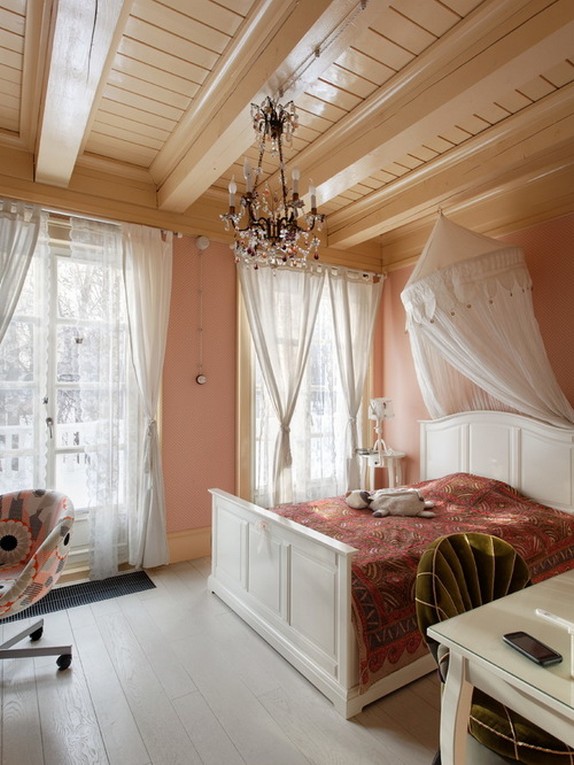 белый тюль к розовым стенам в спальне