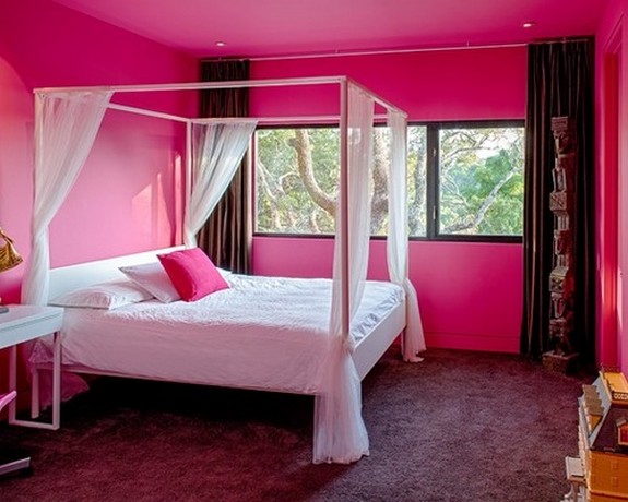 коричневые шторы под розовые стены спальни