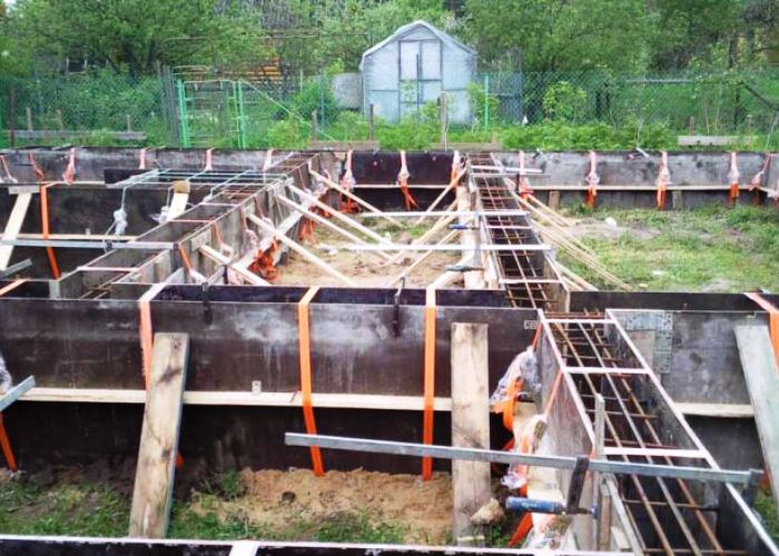 Раскосы готовят из остатков дерева любого состояния своими руками ленточный фундамент опалубка