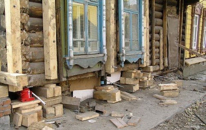 Не забываем подготовить необходимо количество прокладок, которые будут играть роль опорных столбов на период заливки нового фундамента как поднять старый дом