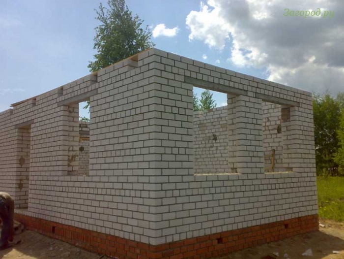 При прочности и плотности свыше 1500кг/м3, которой обладают бруски, можно быть совершенно уверенным в надежности строения утеплить дом силикатного кирпича