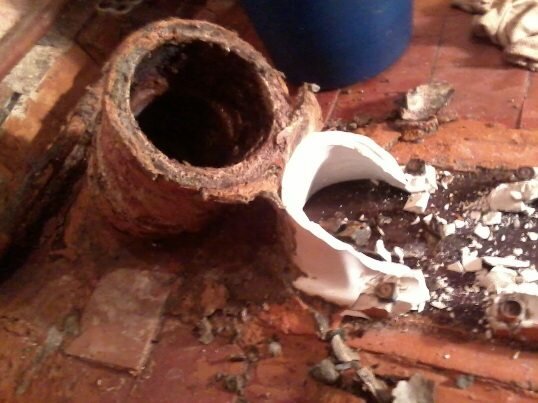 Чаще при попытке снять унитаз отламывается выпуск, но бывает и так Чаще при попытке снять унитаз отламывается выпуск, но бывает и так