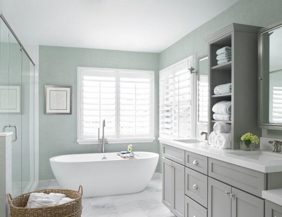 Дополнить окно в ванной комнате можно при помощи практичных жалюзи 