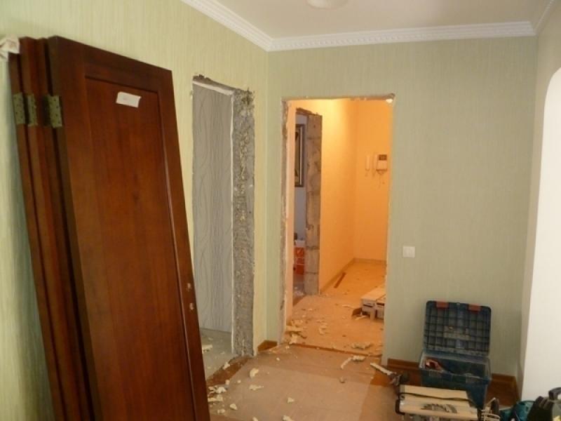 Когда хозяин квартиры намеревается кардинально изменить стиль интерьера в своем доме, ему предстоит выполнить такую работу, как демонтаж старых межкомнатных дверей