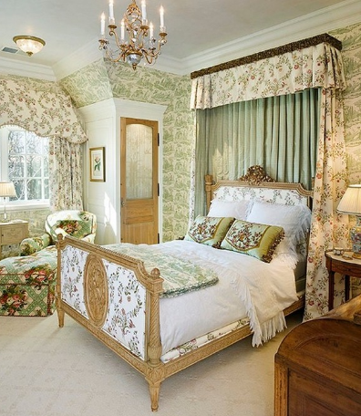 Английский стиль в спальне создает атмосферу гармонии и спокойствия