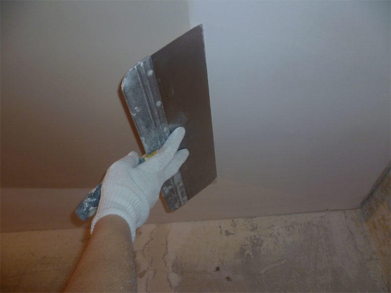 Шпаклевка для потолка является универсальной, поэтому ее можно наносить практически на любые поверхности