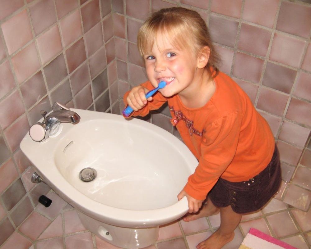 Маленькие дети также пользуются биде в качестве поддержания личной гигиены