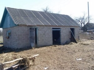 Сарай под шиферной крышей yama