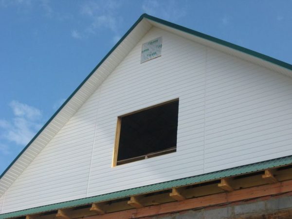 Аккуратно отделанный фронтон придает дому законченный вид