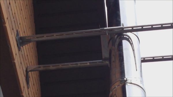 Держатель установлен в верхней точке стены, чтобы обеспечить максимальную устойчивость собранного дымохода даже при существенных ветровых нагрузках Держатель установлен в верхней точке стены, чтобы обеспечить максимальную устойчивость собранного дымохода даже при существенных ветровых нагрузках
