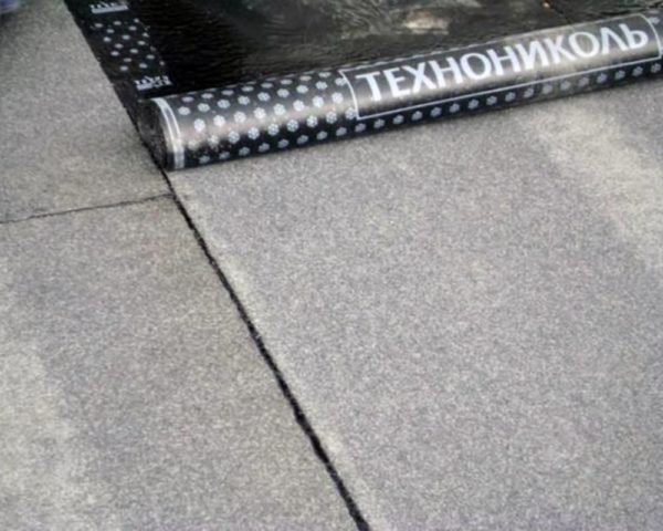 Если качественно уложить рулонную кровлю, то она прослужит десятки лет Если качественно уложить рулонную кровлю, то она прослужит десятки лет