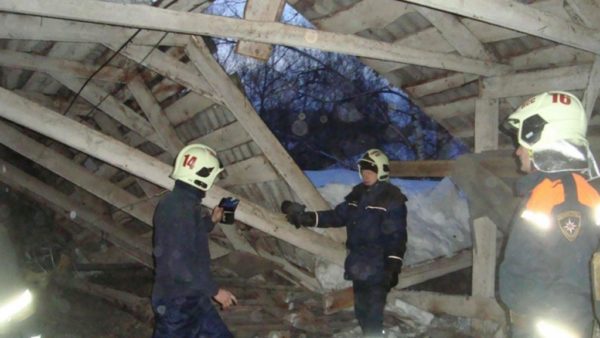 Не жестко закрепленные элементы системы стропил грозят обрушением крыши. Не жестко закрепленные элементы системы стропил грозят обрушением крыши.