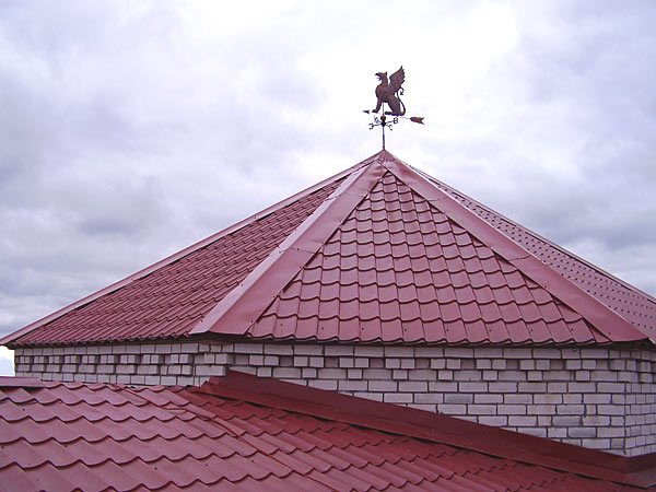  Крыша покрытая металлочерепицей