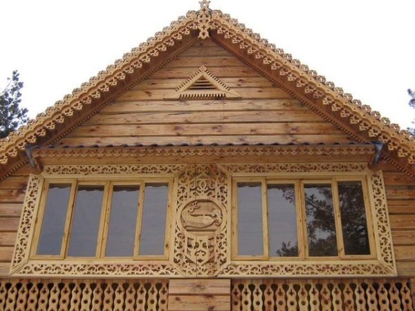 Резные варианты раньше часто использовались в архитектуре фронтонов домов из дерева, они выглядят привлекательно, но сложны в реализации